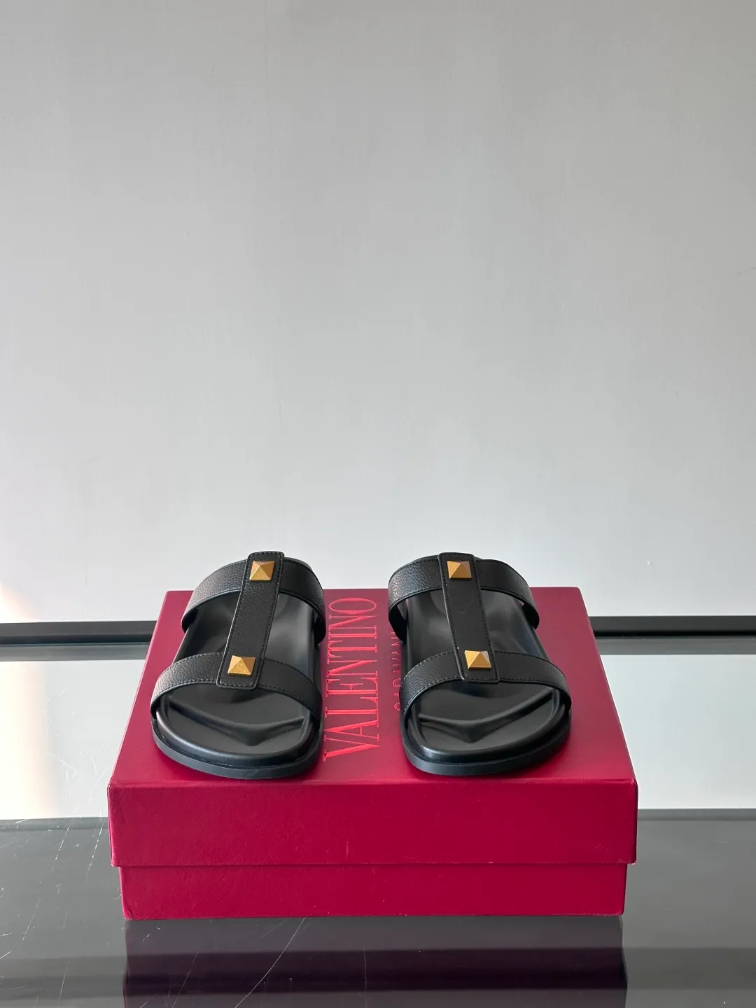 Men's shoes 💰p320 "VALENTINO" Valentino Men's 🧍‍♂️ Spring and summer new style metal rivet flat slippers, elegant sandals, the same style worn by celebrities, original molding, imported calfskin. Rubber outsole. Soft and durable, full set of counter packaging size: 39-44 (customized at 38.45.46)